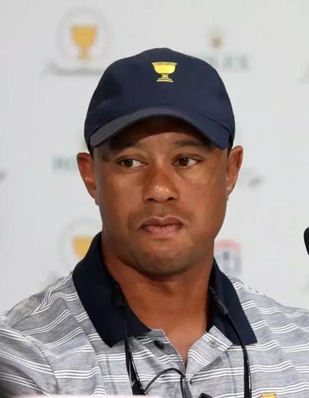 Năm 2017 và những bê bối đáng quên của các “sao” lớn - 2 Tháng 5/2017, Tiger Woods đã bị bắt do lái xe sau khi sử dụng chất kích thích ở Jupiter, Florida. Điều may mắn là không có tai nạn nguy hiểm nào xảy ra và huyền thoại làng golf phải tham gia chương trình cải tạo bắt buộc, bị quản chế một năm, nộp phạt và lao động công ích 20 giờ.