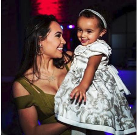 Bà xã xinh đẹp của Coutinho bất ngờ “hứng gạch” thay chồng - 2 Bức ảnh của mẹ con Aine Coutinho cũng bị công kích