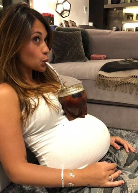 Bà xã Messi đã lộ bụng bầu lùm xùm rất rõ