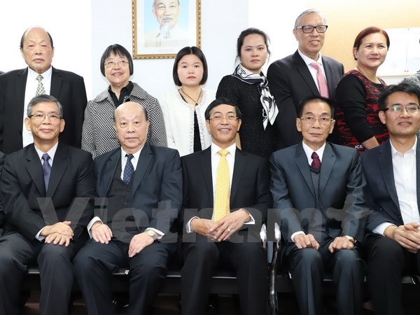 Khai trương Văn phòng Lãnh sự Việt Nam tại đặc khu Macau - 3
Tổng lãnh sự Trần Thanh Huân (ngồi giữa) và đại diện khách mời chụp ảnh lưu niệm. (Ảnh: Xuân Tuấn/Vietnam+)