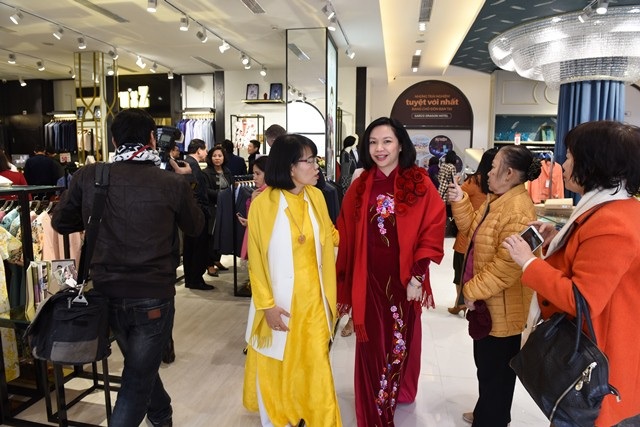 Trung tâm thời trang May 10 Long Biên: Xu hướng tiêu dùng của thời trang cao cấp - 2
Sự kiện khai trương có sự tham dự của nhiều khách hàng, các cơ quan thông tấn báo chí, đại diện các cơ quan, đơn vị, bạn hàng trên địa bàn quận Long Biên…
