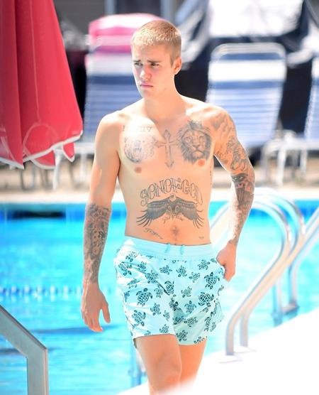 Chấm điểm loạt sao nam khoe thân “đốn tim” fans nữ - 2 Ngoài giọng hát thì hình thể của Justin Bieber cũng là một điểm hút fans