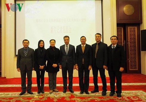 
Lãnh đạo Đại sứ quán chụp ảnh lưu niệm cùng phóng viên Trung Quốc.
