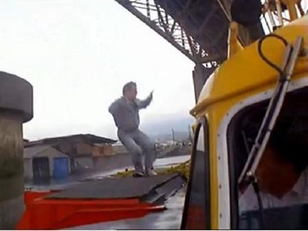 Nổi tiếng không dùng đến thế thân, Thành Long từng gặp tai nạn nghiêm trọng trong phim “Rumble in the Bronx” khi nhảy từ cây cầu xuống một con tàu. Nam tài tử đã bị vỡ mắt cá chân, rách ngón tay, chấn thương chân và đùi nhưng vẫn tiếp tục diễn xuất.