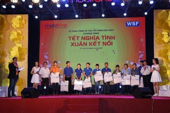 MobiFone cùng cả nước chung tay vì người nghèo - 3
Chương Chương trình “Tết nghĩa tình, Xuân kết nối” của MobiFone chở hàng ngàn công nhân nghèo xa quê về ăn Tết dịp cuối năm.