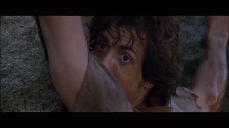 Trong “First blood”, phần phim đầu tiên về John Rambo, Sylvester Stallone đã phải nhảy khỏi một tảng đá lớn để chạy trốn cảnh sát. Bất chấp cảnh quay đầy mạo hiểm, Sylvester Stallone vẫn không dùng đến thế thân và kết quả, nam tài tử đã bị gãy hai xương sườn do tiếp đất không thành công.
