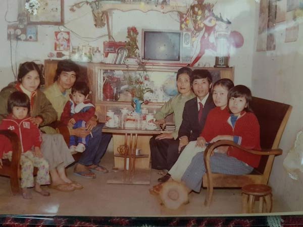 Dân mạng bồi hồi nhớ lại kỷ niệm tuổi thơ qua những bức ảnh Tết thời thơ ấu - 1 Một trong những bức ảnh Tết sum vầy.