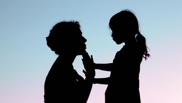Con gái 10 tuổi bị bạn cùng lớp nhắn tin đòi xem ảnh sex - 2 Hai mẹ con đã ngồi xuống để tâm sự về những hành vi nên và không nên