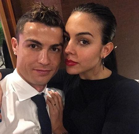 C.Ronaldo thì chỉ đơn giản chia sẻ một bức hình tình tứ với cô bạn gái Georgina Rodriguez kèm theo một biểu tượng trái tim yêu thương