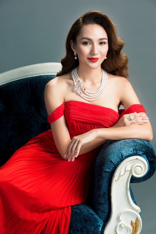 Trong một shot ảnh khác, Ngọc Diễm chọn lựa kiểu vòng cổ ngọc trai nhiều lớp với họa tiết khổng tước mang lại vẻ đẹp sang trọng và may mắn trong năm mới.