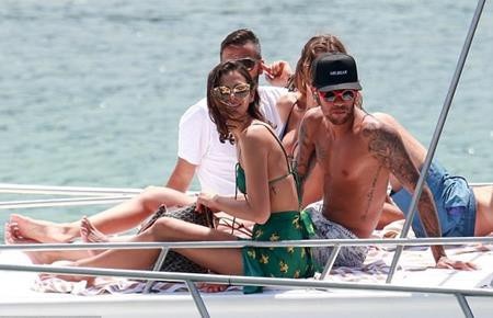 Bạn gái của Neymar và thủ môn PSG bất ngờ cùng khoe dáng, đọ sắc - 3 Cặp đôi hạnh phúc vi vu trên siêu du thuyền