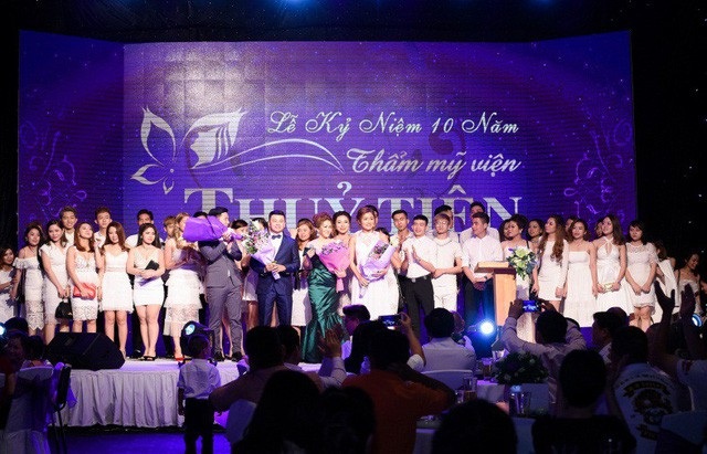 Dàn sao dự tiệc mừng 10 năm thành lập của TMV Thủy Tiên - 4 (Toàn thể thành viên TMV Thủy Tiên cùng khách mời trong buổi “Dạ Tiệc Tím”)