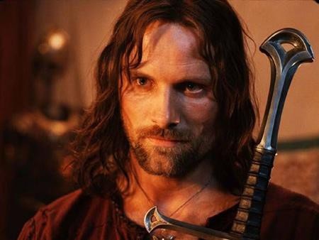 Trong một cảnh chiến đấu của “The Lord of the Rings”, Viggo Mortensen đã đập mạnh tay vào chiếc mũ giáp và bị gãy hai ngón tay. Các khán giả sau đó cũng đã có thể nhìn thấy những giọt nước mắt đau đớn hết sức chân thật của Mortensen.
