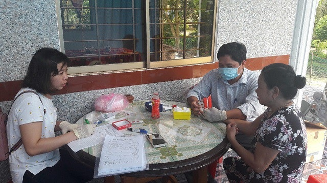 Cán bộ chuyên môn thu thập lam máu tại thực địa