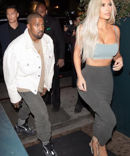 Loạt “sao” háo hức được “lên chức” trong năm nay - 3 Trong năm nay, Kim Kardashian West và Kanye West cũng sẽ có thêm con nhờ người mang thai hộ và tin vui này đã được cô Kim “siêu vòng 3” xác nhận ngay trên show truyền hình thực tế Keeping up with the Kardashians.