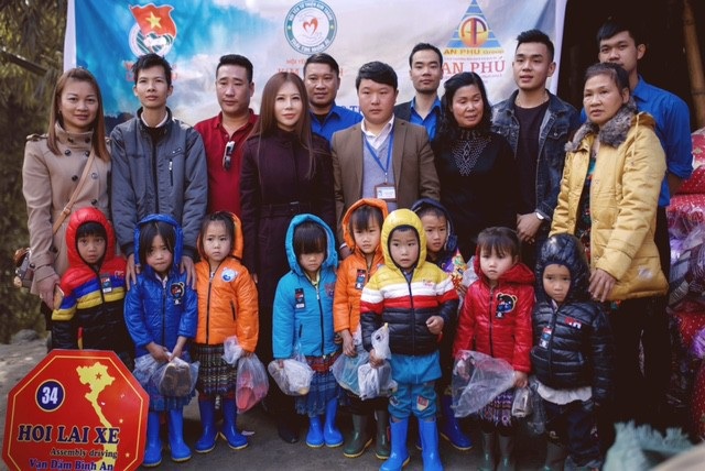 Hoa khôi Lan Phương lên bản xa xôi tặng quà trẻ em nghèo - 3 Lãnh đạo địa phương vô cùng trân quý tấm lòng của Hoa khôi Doanh nhân Lan Phương cùng các mạnh thường quân.