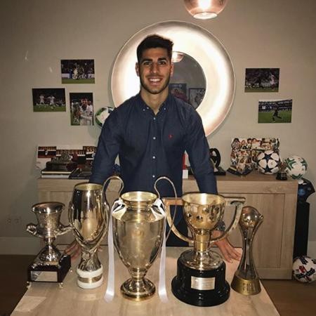 Asensio dốc bầu tâm sự với các fans trong giây phút giao thừa: “Chúng ta hãy chào tạm biệt một năm 2017 không thể nào quên. Tôi chúc các bạn một năm 2018 tràn đầy hạnh phúc và sức khỏe. Chúc mừng năm mới!”