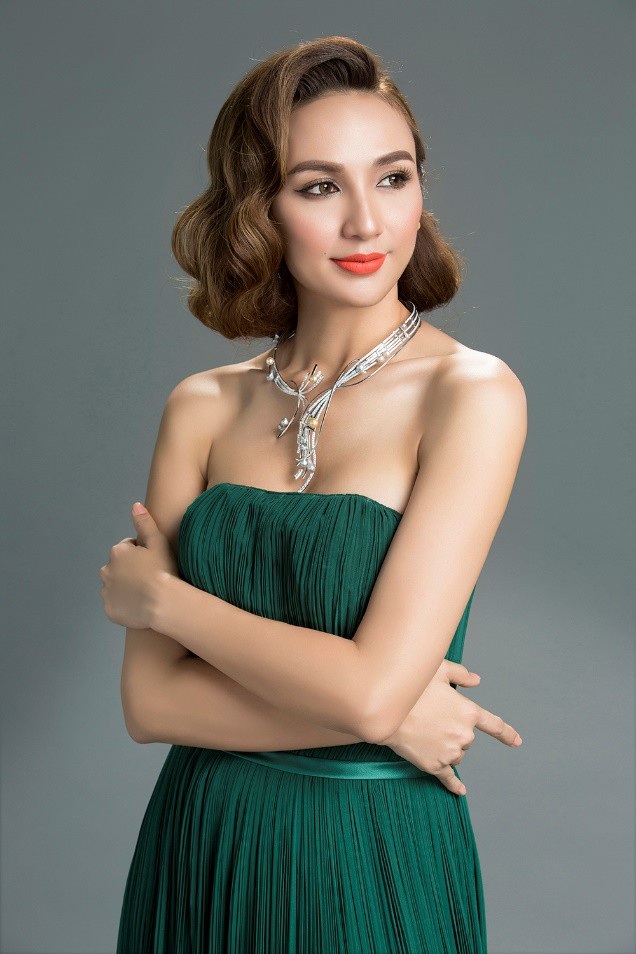 Người đẹp chọn sắc xanh nền nã và diện vòng cổ đậm chất thơ sử dụng ngọc trai có hình dáng, màu sắc tự nhiên trong một thiết kế lấy cảm hứng từ khuôn nhạc.