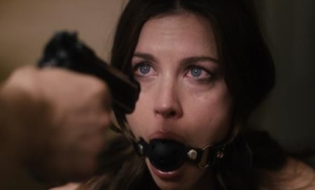 “The Ledge” không phải tác phẩm xuất sắc nhất của Liv Tyler nhưng nữ diễn viên đã phải trải qua những thử thách thật sự khi đóng bộ phim này. Theo kịch bản, nhân vật của Tyler bị nhốt trong phòng khách sạn và bị người chồng cuồng tín trói lại. Do thiếu thời gian nên đoàn làm phim chỉ có thể thực hiện một lần duy nhất và Tyler đã cam chịu bị tra tấn thực sự để quá trình ghi hình diễn ra nhanh chóng.