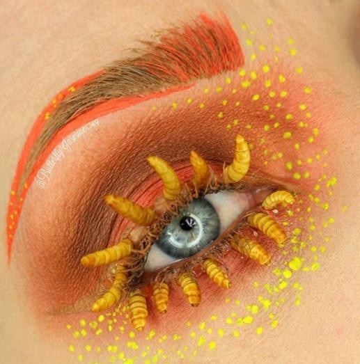 Kinh dị phong cách trang điểm đính xác côn trùng lên mặt - 4 Hàng lông mi vàng ruộm của Jasmine tương đối kinh dị
