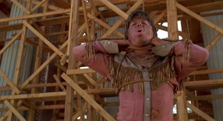 Trong “Back to the Future” phần 3, Michael J. Fox cần thực hiện cảnh phim bị kẻ thù treo cổ. Đã diễn tập rất ổn thỏa nhưng khi bấm máy, dây thừng xiết quá chặt khiến cho Michael J. Fox thực sự bị treo cổ trong vài giây trước khi được cứu giúp kịp thời.