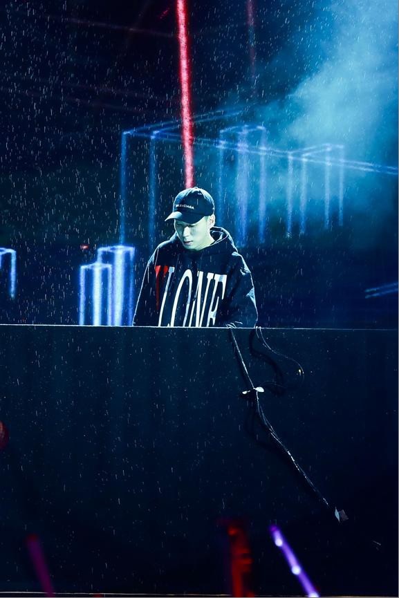 Fans Việt đội mưa xem dàn sao AOMG trình diễn trong đêm nhạc Midnight Kiss - 5 DJ Pumkin