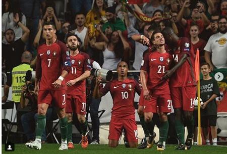 Chàng tiền vệ Bernardo Silva cũng đã gửi lời chào tạm biệt một năm 2017 tuyệt vời và chúc tất cả mọi người một năm 2018 tuyệt vời không kém