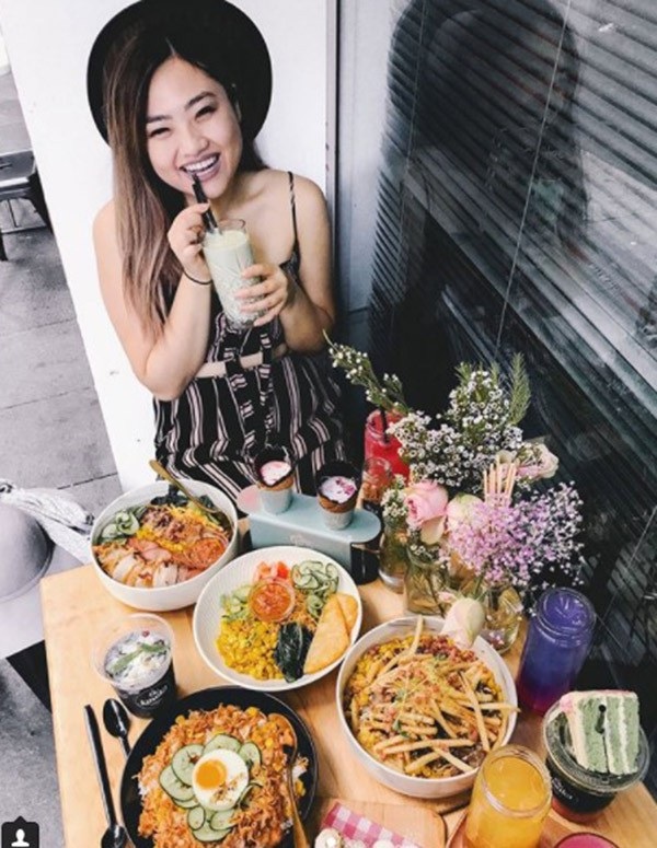 Bỏ nghề y tá, cô gái trẻ lang thang chụp hình các món ăn - 2 Bỏ nghề y tá, cô gái trẻ lang thang chụp hình các món ăn - 2