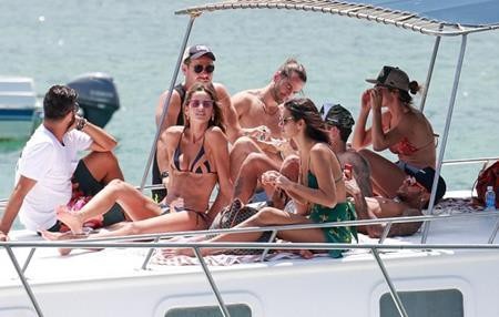 Bạn gái của Neymar và thủ môn PSG bất ngờ cùng khoe dáng, đọ sắc - 5 Các nàng WAG của PSG đã mang tới một “bữa tiệc” bikini nóng bỏng