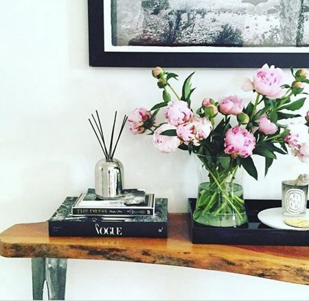 Nàng dâu tương lai của hoàng gia Anh quốc còn cho biết cô nàng luôn tự mình mua hoa trang trí cho nhà cửa.