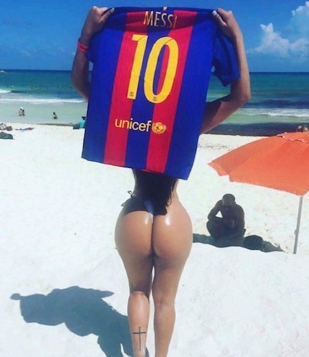 Vừa đến Barca, Coutinho đã được mỹ nhân “siêu vòng ba” mời gọi - 5 Suzy Cortez rất nổi tiếng với những màn khoe vòng 3 bốc lửa