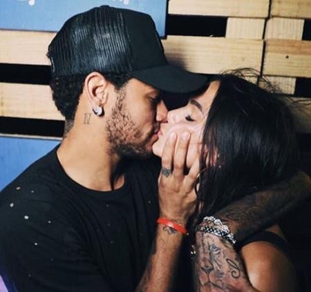 Chiêm ngưỡng vẻ đẹp “vạn người mê” của bạn gái Neymar - 5 Neymar vẫn đang “say” bạn gái như “điếu đổ”