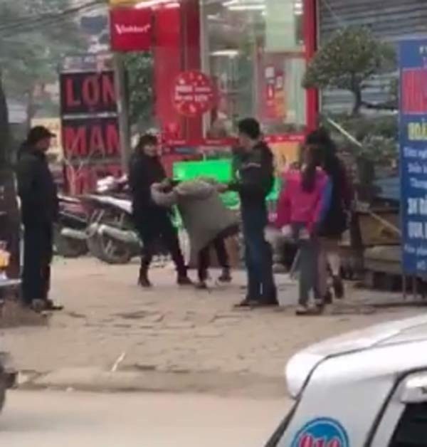 Dân mạng sục sôi khi vợ vào nhà nghỉ đánh tình địch, chồng lượn lờ bên ngoài… “đứng xem” - 2 Trong khi chị vợ dạy dỗ cô bồ, anh chồng chỉ dám đứng xem và sau đó cố thủ trong nhà nghỉ.
