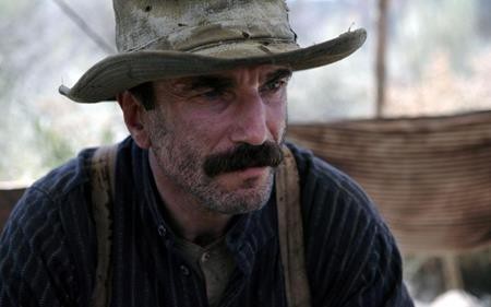 Daniel Day-Lewis đã bị gãy xương sườn khi ngã từ độ cao 15 mét xuống một mỏ than trong phim “There will be blood” và các đồng nghiệp của nam tài tử còn nói đùa rằng: “Nếu Daniel không bị gãy vài chiếc xương sườn thì bộ phim sẽ không thành công được đâu”.