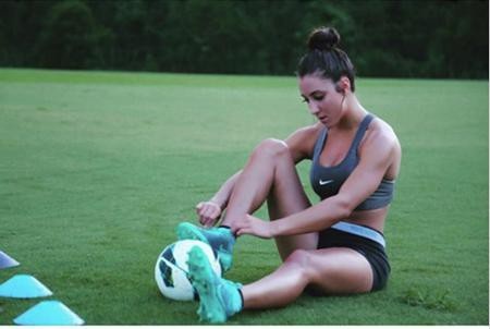 Chiêm ngưỡng vẻ đẹp của nữ cầu thủ đang “phát cuồng” vì Sergio Ramos - 5 Bên cạnh những giây phút luyện tập chăm chỉ…