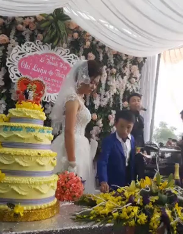 Vợ 1m65, chồng 80cm gây xôn xao trong đám cưới xứ Thanh ngày cuối cùng năm 2017 - 2 Vợ 1m65, chồng 80cm gây xôn xao trong đám cưới xứ Thanh ngày cuối cùng năm 2017 - 2