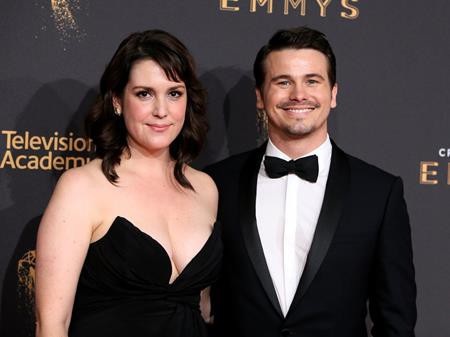 Hồi tháng 2 năm nay, Melanie Lynskey đã bất ngờ báo tin đính hôn với bạn trai Jason Ritter ngay khi đang trả lời phỏng vấn của Hollywood Today Live: “Bây giờ anh ấy đã là vị hôn phu của tôi rồi. Và vâng, tôi biết, tôi đang thông báo tin đó đây”.