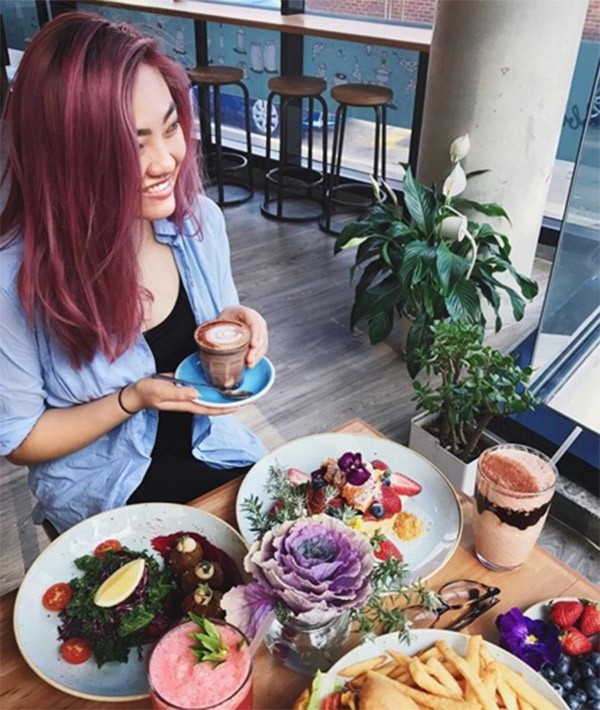 Bỏ nghề y tá, cô gái trẻ lang thang chụp hình các món ăn - 3 Bỏ nghề y tá, cô gái trẻ lang thang chụp hình các món ăn - 3