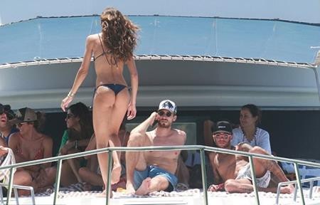 Bạn gái của Neymar và thủ môn PSG bất ngờ cùng khoe dáng, đọ sắc - 6 Các fans nam hẳn sẽ phải rất ghen tị với Neymar và Kevin Trapp