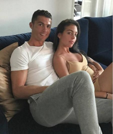 Nhìn lại một năm ngọt ngào, hạnh phúc của C.Ronaldo và bạn gái - 6 Tuy nhiên, cô bạn gái Georgina Rodriguez lại bất ngờ dính nghi án bầu bí.