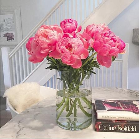 “Ngày hôm qua tôi đã tự mình mua những đóa mẫu đơn này bởi vì chúng khiến tôi cảm thấy hạnh phúc vô ngần. Các bạn cũng hãy làm điều gì đó ngọt ngào cho chính mình vào ngày hôm nay nhé”, Meghan Markle từng hân hoan chia sẻ.