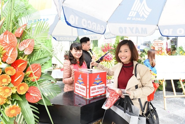 Trung tâm thời trang May 10 Long Biên: Xu hướng tiêu dùng của thời trang cao cấp - 6 Khách hàng tham gia mua sắm và dự chương trình bốc thăm trùng thưởng