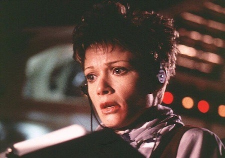 Chẳng cần bằng cấp, ai cũng có thể hạ cánh một chiếc máy bay miễn là họ được nghe chỉ dẫn từ chuyên gia, thật dễ “như ăn cháo”!