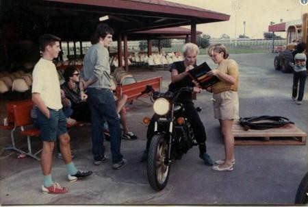 “Sao” và loạt ảnh tự sướng đỉnh cao cùng người hâm mộ - 6 Sting đã vui vẻ kí tặng và chụp hình với một fan nữ xinh xắn mà chẳng hề biết rằng sau này, fan nữ của mình đã trở thành gương mặt của ban nhạc No Doubt đình đám, Gwen Stefani.