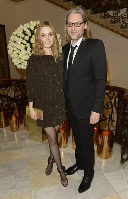 Tin tức đính hôn của Andrew Dominik và Bella Heathcote đã dấy lên từ thời điểm Bella khoe khéo nhẫn đính hôn kim cương trên tay trái nhưng phải đợi tới khi người đẹp này báo hỉ trên trang E! News thì các fans mới có thể chính thức gửi lời chúc mừng