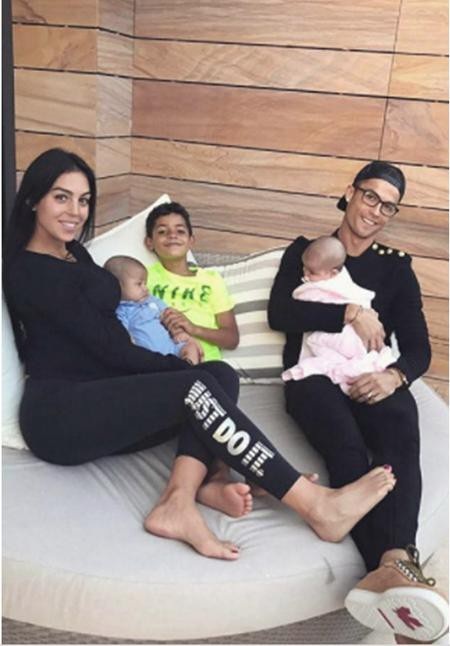 Nhìn lại một năm ngọt ngào, hạnh phúc của C.Ronaldo và bạn gái - 7 Thay vì lên tiếng về chuyện bầu bí, cả C.Ronaldo lẫn bạn gái đều thường xuyên chia sẻ những hình ảnh gia đình thắm thiết làm cho người hâm mộ thêm phần tò mò.