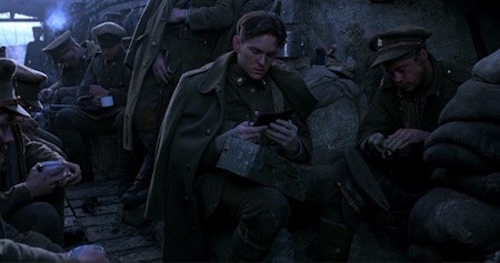 Trước thềm trận chiến, sẽ là một điềm cực xui nếu bạn nhìn vào bức ảnh người thân, kiểu gì sang cảnh kế tiếp bạn cũng sẽ được nhận cát-sê sớm ra về.