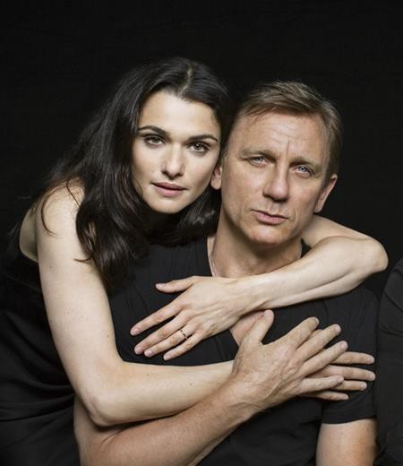 Kết hôn với “James Bond” Daniel Craig nhưng Rachel Weisz không hề muốn cuộc sống của cả hai phải kịch tính, náo động như trên phim. Nữ diễn viên xinh đẹp từng chia sẻ rằng: “Một trong những điều vui thú tuyệt vời khi bạn không còn ở tuổi thanh niên nữa, đó là bạn không cần phải chia sẻ tất cả mọi thứ. Khi bạn kết hôn, cánh cửa đã đóng lại. Khán giả đã đi hết rồi, và chỉ còn bạn ở lại trong cuộc sống của chính mình mà thôi”.