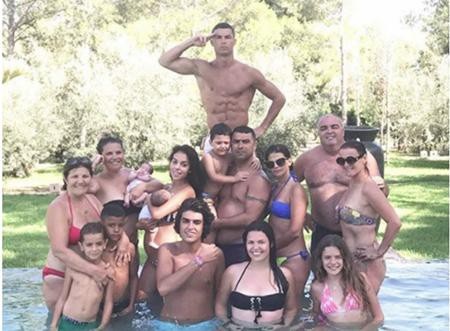 Nhìn lại một năm ngọt ngào, hạnh phúc của C.Ronaldo và bạn gái - 8 Chỉ đến khi bụng bầu của Georgina lộ ra quá rõ thì cặp sao mới chịu thừa nhận chuyện C.Ronaldo lại sắp sửa đón thêm một thiên thần nhỏ nữa.