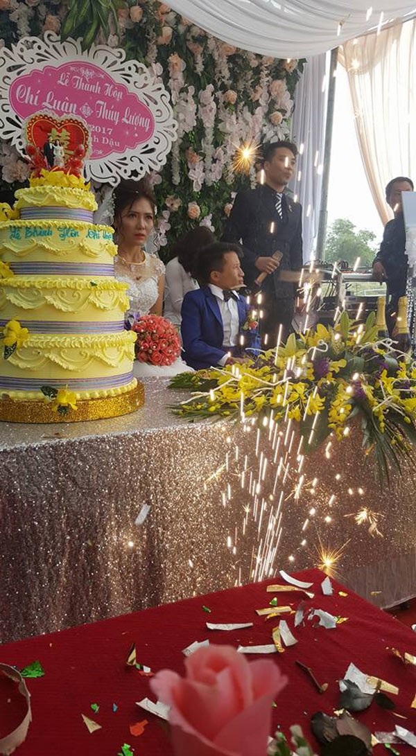 Vợ 1m65, chồng 80cm gây xôn xao trong đám cưới xứ Thanh ngày cuối cùng năm 2017 - 3 Đám cưới cổ tích của cặp đôi Thanh Hóa nhận được nhiều lời chúc phúc.